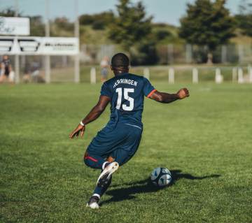 阿森纳球迷悼念曼叔离世｜凯发娱乐下载（配图示意）